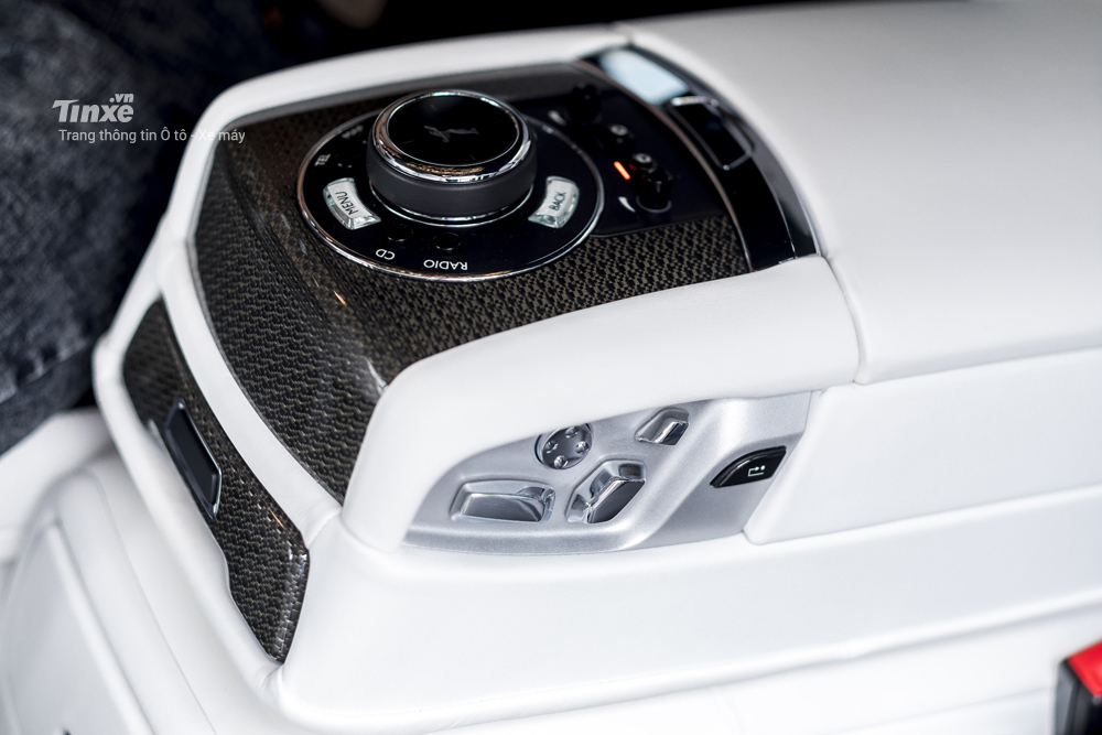 Núm xoay để điều khiển thông tin trên màn hình giải trí cho hàng ghế sau