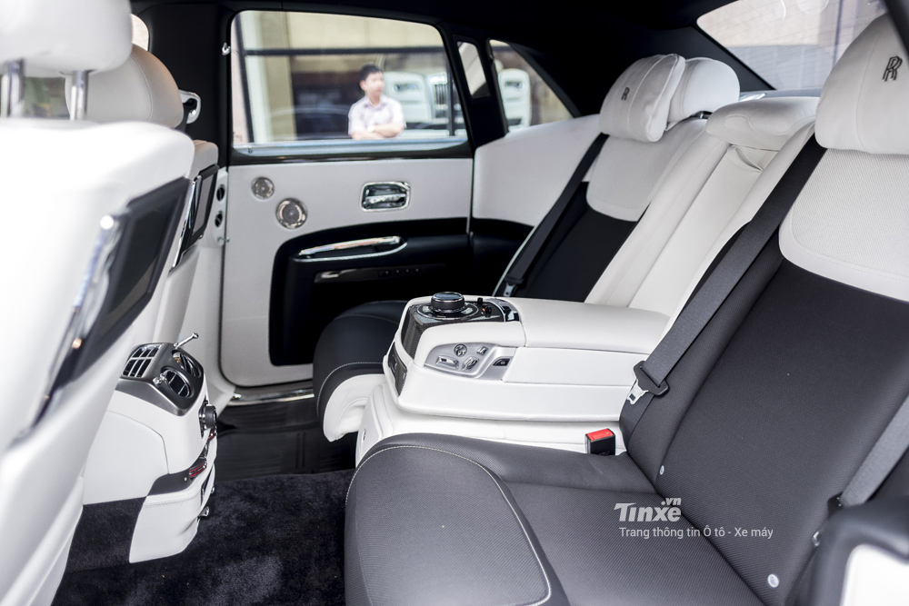 Hàng ghế thứ hai với đầy đủ tiện nghi