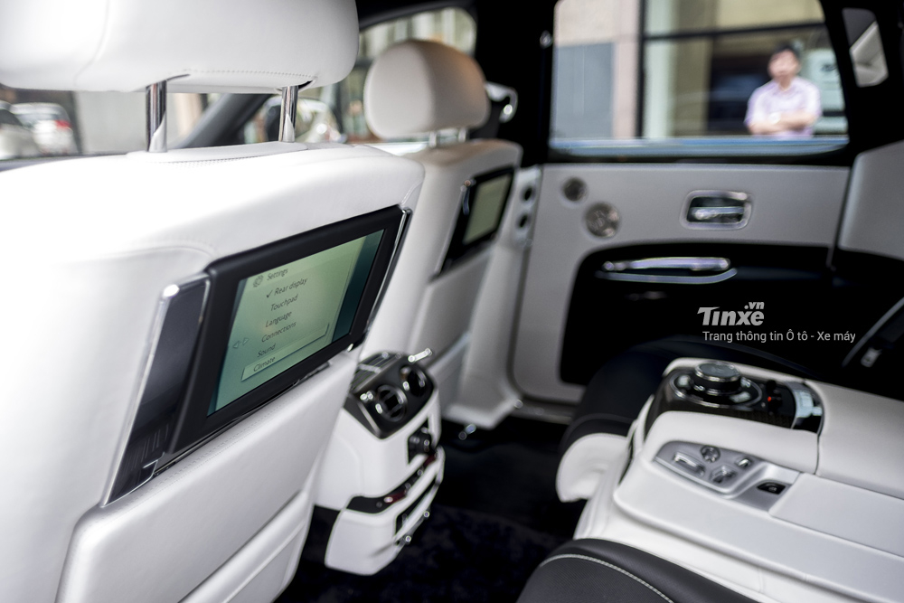 Màn hình trên gối tựa đầu của hàng ghế trước