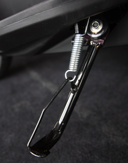 Vespa sử dụng chân chống điện tích hợp vào bình điện Vespa sử dụng chân chống điện tích hợp vào bình điện