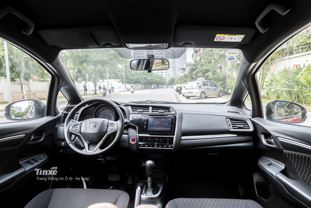 Nội thất Honda Jazz không quá bóng bẩy như đủ dùng.