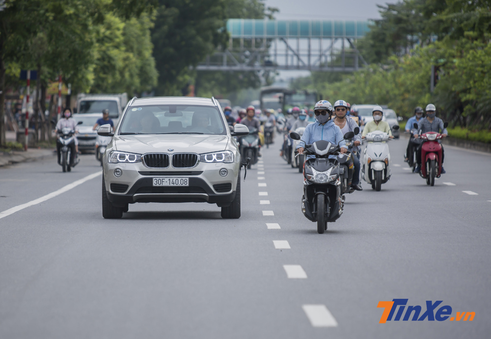 BMW X3 xDrive20i hoạt động êm ái và nhẹ nhàng khi đi trong phố đông.