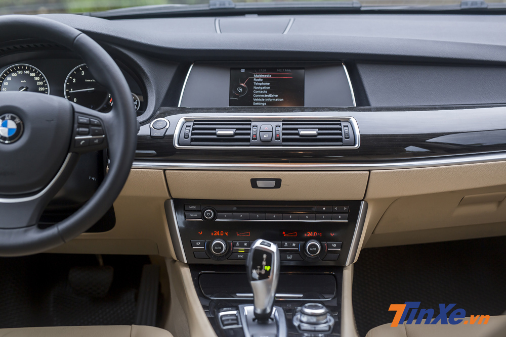 Màn hình trung tâm kích thước nhỏ nhưng được điều khiển qua núm xoay trung tâm rất trực quan.