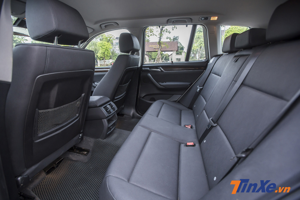 Hàng ghế thứ 2 rộng rãi và thoải mái dành cho hành khách phía sau.