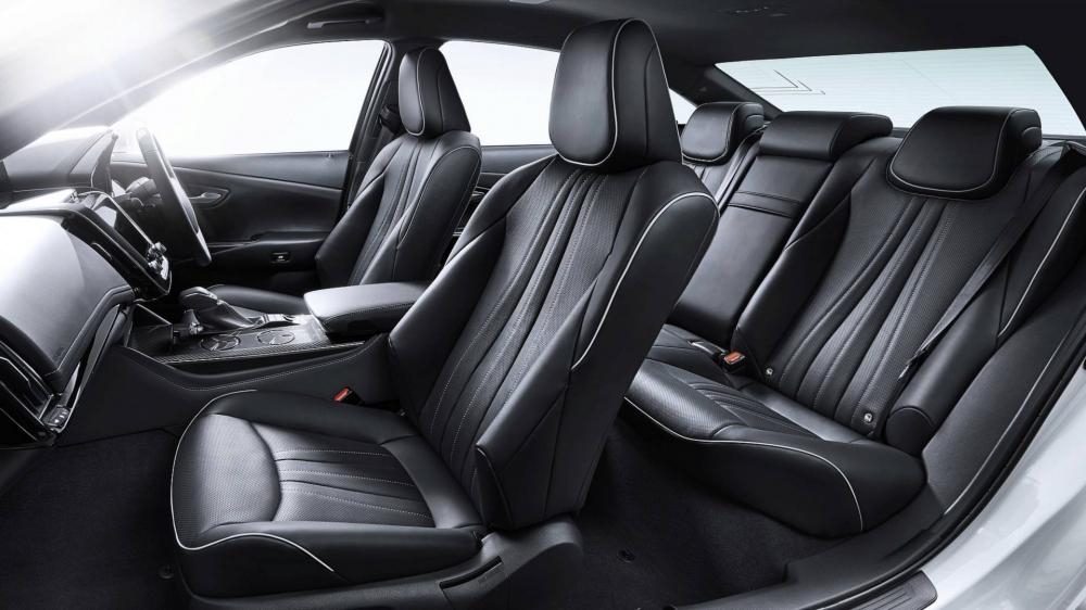 Nội thất của Toyota Crown 2018 đi kèm các chất liệu cao cấp hơn