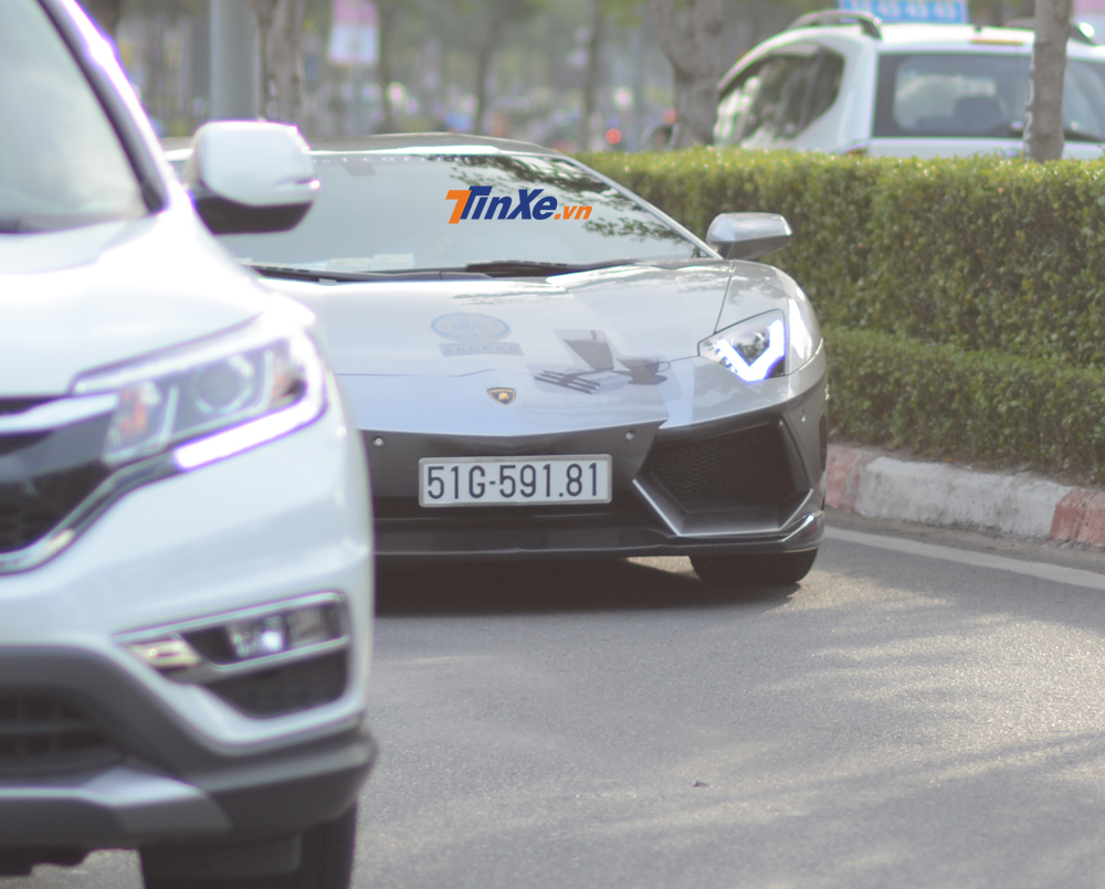 Vận tốc tối đa của siêu xe Lamborghini Aventador LP700-4 là 349 km/h.