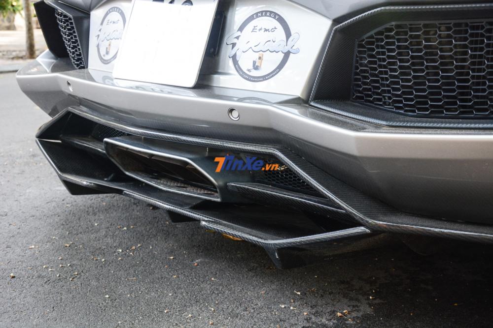  Bộ khuếch tán phía sau của Aventador LP700-4 độ DMC bằng sợi carbon. 