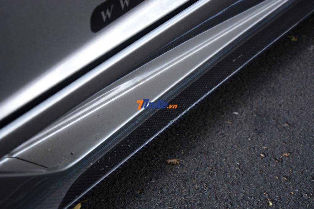 Và bên hông bằng sợi carbon.