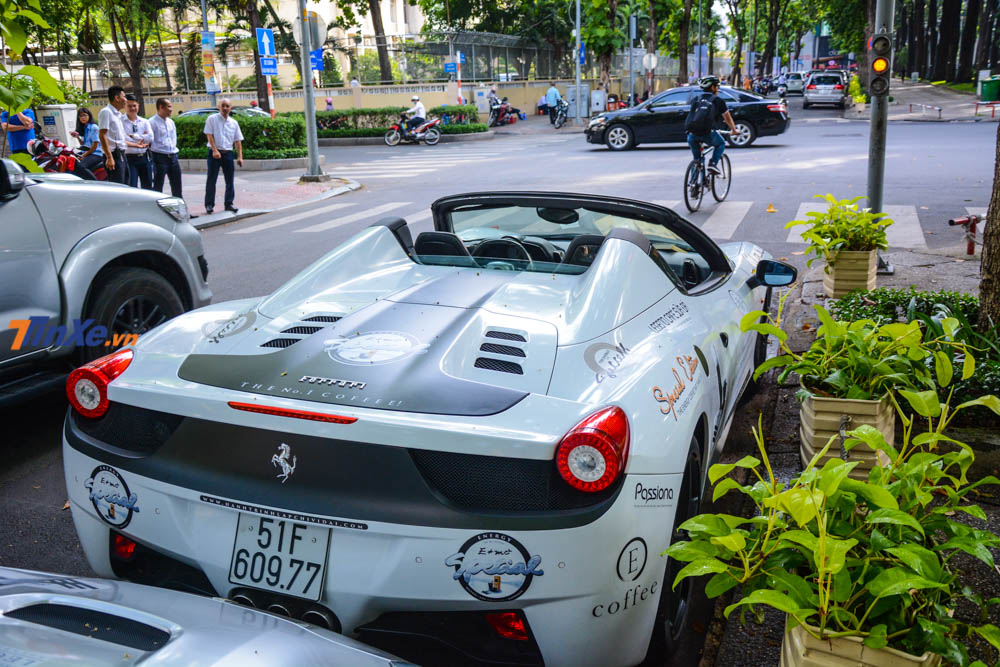 Đuôi xe Ferrari 458 Spider mui trần
