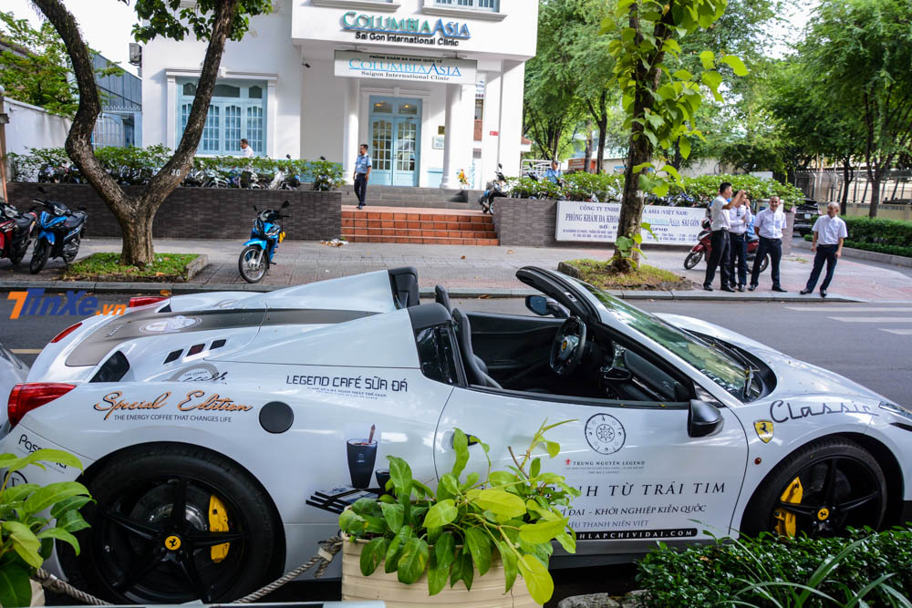 Siêu xe mui trần này có thể biến thành chiếc Coupe trong thời gian 16 giây. Để hạ mui, Ferrari 458 Spider chỉ mất khoảng 14 giây để thực hiện. Mui xếp cứng của siêu xe này cũng dán màu đen nhám.