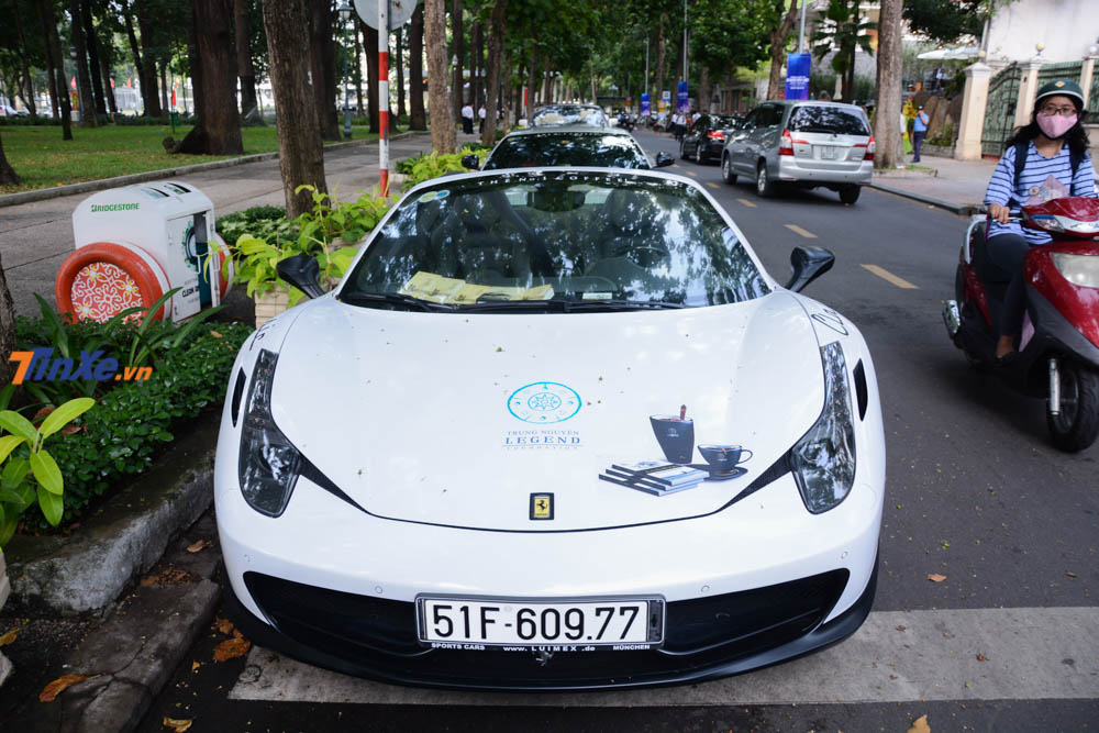 Ferrari 458 Spider đỗ hàng đầu tiên và phía sau là 12 chiếc siêu xe cũng như xe siêu sang thuộc sở hữu của Chủ tịch Trung Nguyên.