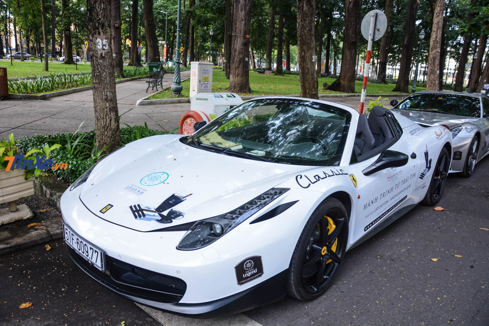 Sự có mặt của Ferrari 458 Spider trong đội hình siêu xe diễu hành do Chủ tịch Trung Nguyên tổ chức giúp các bạn trẻ mê xe có thể chiêm ngưỡng mẫu xe này ngoài đời thực.