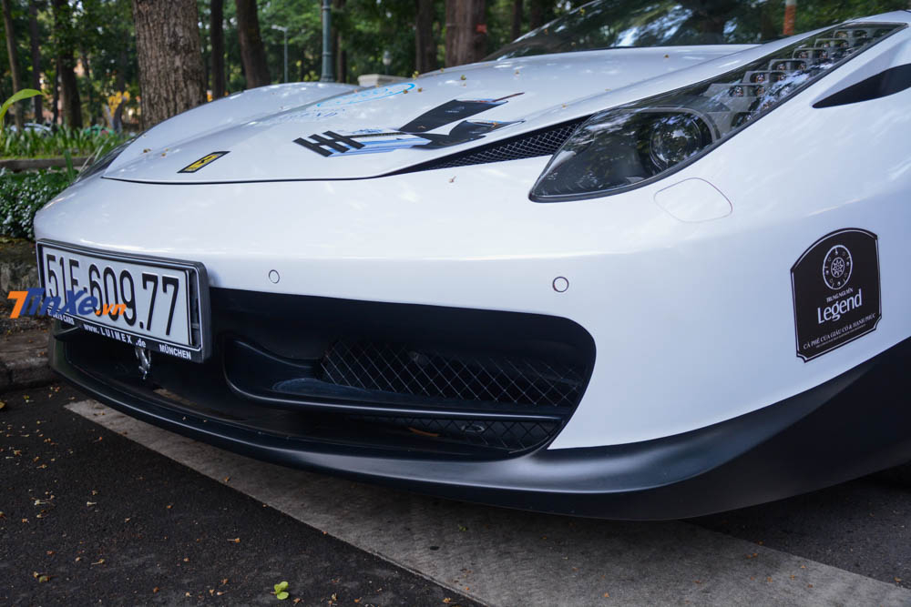 Cản va trước và thanh chia gió của siêu xe mui trần Ferrari 458 Spider được dán lại màu đen đối lập với bộ áo trắng.