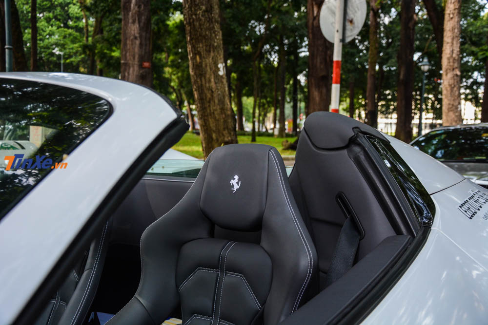 Điểm nhấn có thể kể đến là logo ngựa chồm và đường chỉ may tinh xảo ở ngồi hoàn thành với màu trắng