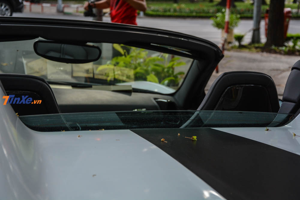 Tấm kính này có thể được điều chỉnh nâng lên hoặc hạ xuống.