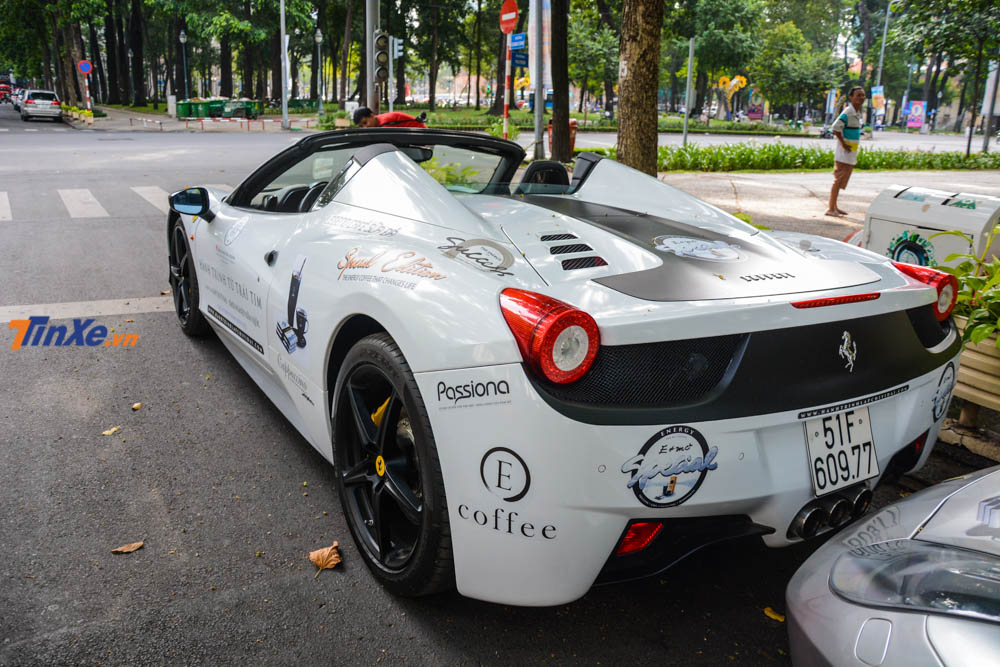 Ngoại thất siêu xe Ferrari 458 Spider được thay áo 2 lần từ đỏ sang xám và cuối cùng là màu trắng.