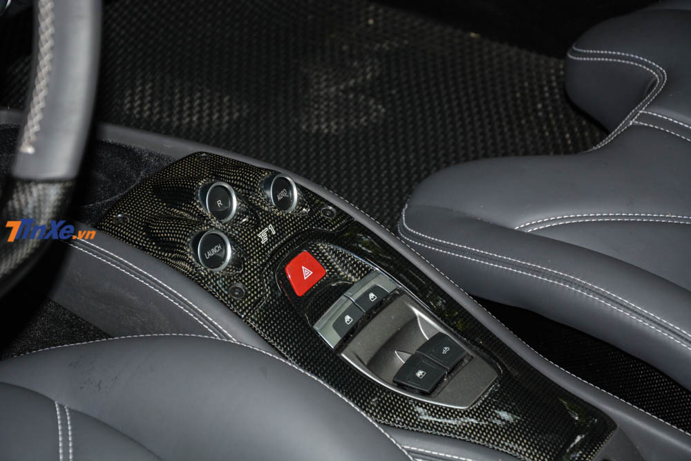 Điểm khác biệt là siêu xe mui trần này có vận tốc tối đa chỉ dừng ở con số 320 km/h, chậm hơn 5 km/h so với Ferrari 458 Italia