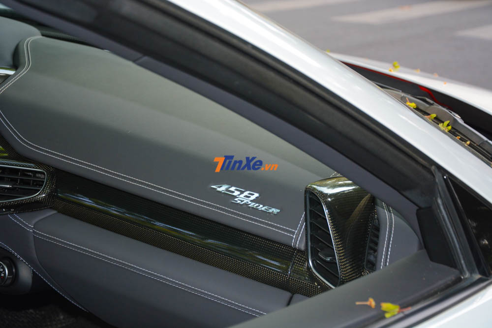 Tấm huy hiệu 458 Spider màu bạc xuất hiện trên bảng táp-lô của xe.