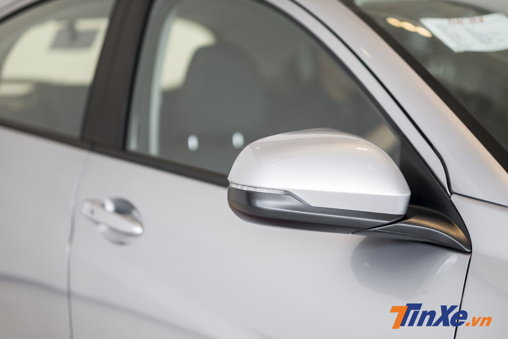 Gương chiếu hậu điều chỉnh điện tích hợp xi-nhan báo rẽ của Honda HR-V.