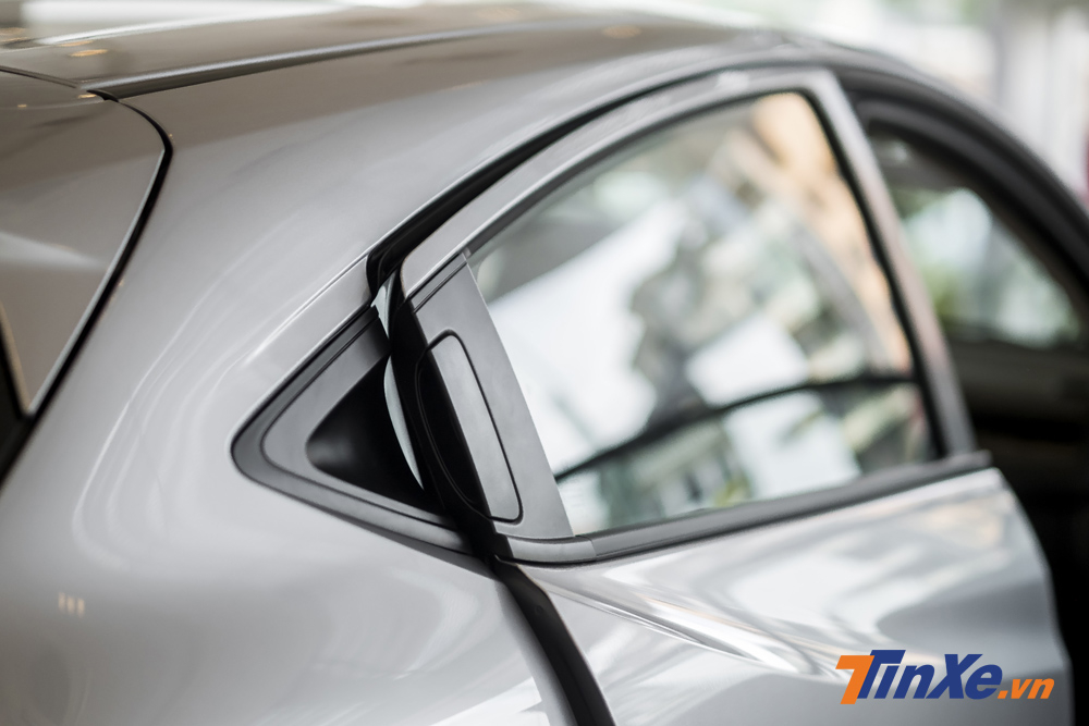 Tay nắm mở cửa hàng ghế thứ 2 được làm ẩn vào cột C tương tự như cách mà Hyundai đã làm với Veloster hay Chevrolet làm với Spark.