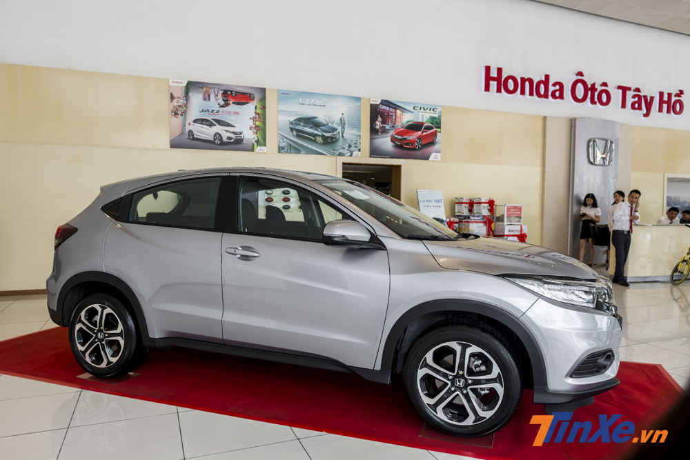 Có thể dễ dàng nhận ra rằng chiếc Honda HR-V được trưng bày thuộc phiên bản thấp khi chỉ được trang bị đèn sương mù dạng halogen, bên trong xe không có cửa sổ trời toàn cảnh Panorama và sử dụng vành xe 5 chấu đơn kích thước 17.
