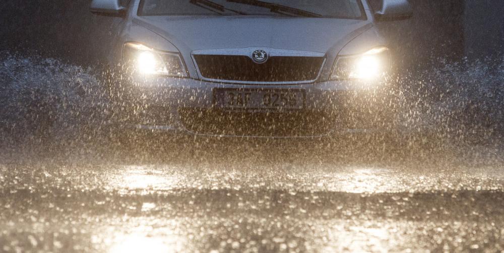 Sống sót mùa mưa bão, tài xế cần chú ý gì?