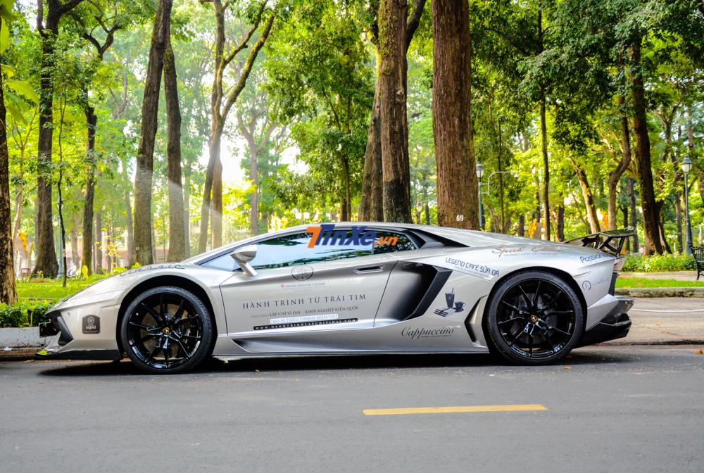 Siêu xe Lamborghini Aventador LP700-4 màu xám này mang trên mình bộ body kit bằng sợi carbon của hãng độ DMC ngay khi xuất hiện tại Việt Nam