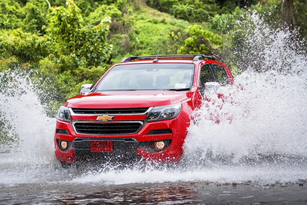 Chevrolet Colorado đi qua đoạn đường ngập nước Chevrolet Colorado đi qua đoạn đường ngập nước