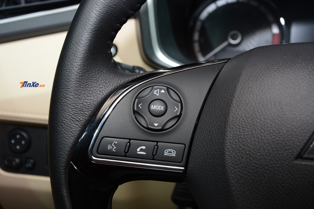 Vô lăng tích hợp thêm các nút như điều khiển âm thanh và điện thoại rảnh tay tiện lợi