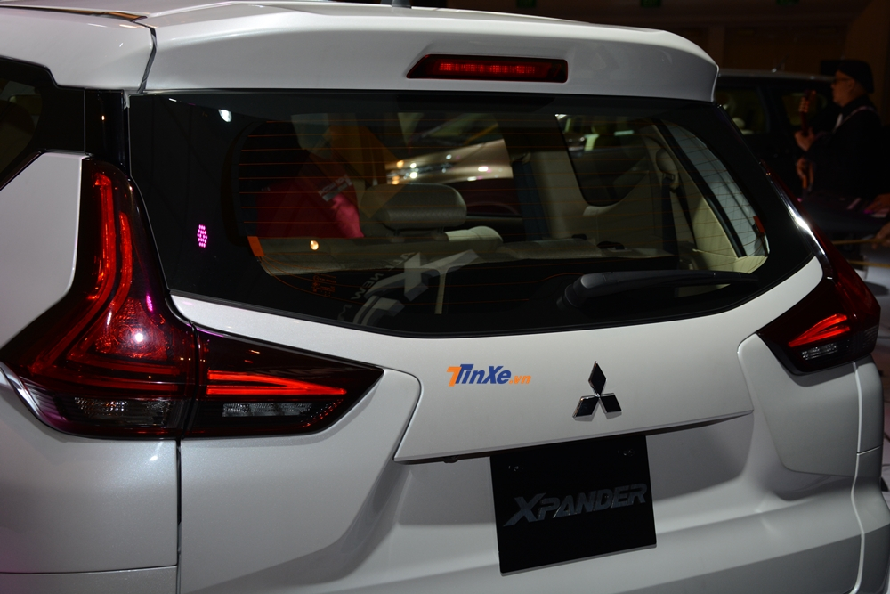 Đèn hậu dạng LED phía trên cao là đèn phanh cũng dạng LED