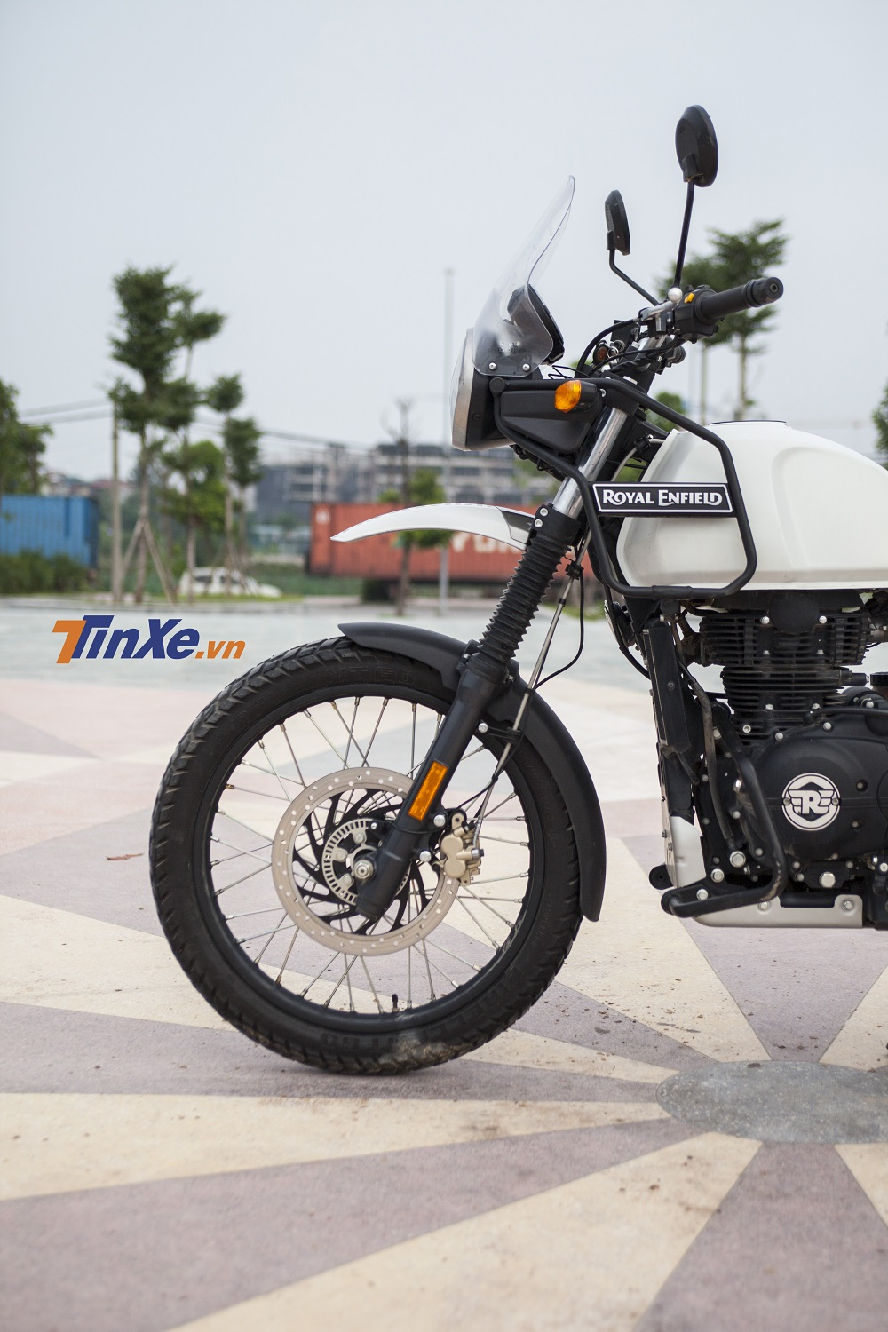 Có thể thấy, phần cổ nguyên bản của mẫu Royal Enfield Himalayan trông khá mỏng manh và yếu ớt so với cân nặng cũng như sự đồ sộ của chiếc xe Có thể thấy, phần cổ nguyên bản của mẫu Royal Enfield Himalayan trông khá mỏng manh và yếu ớt so với cân nặng cũng như sự đồ sộ của chiếc xe