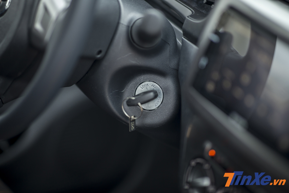 Khởi động bằng chìa khoá cơ trên Toyota Wigo.