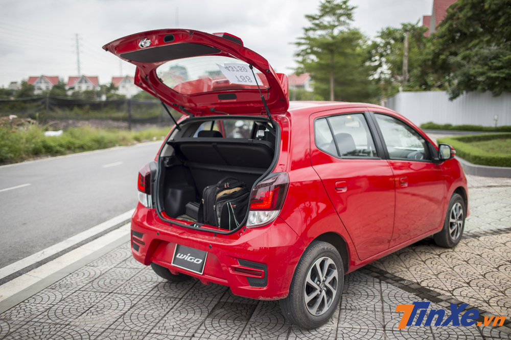 Khoang hành lý khá rộng rãi của Toyota Wigo.