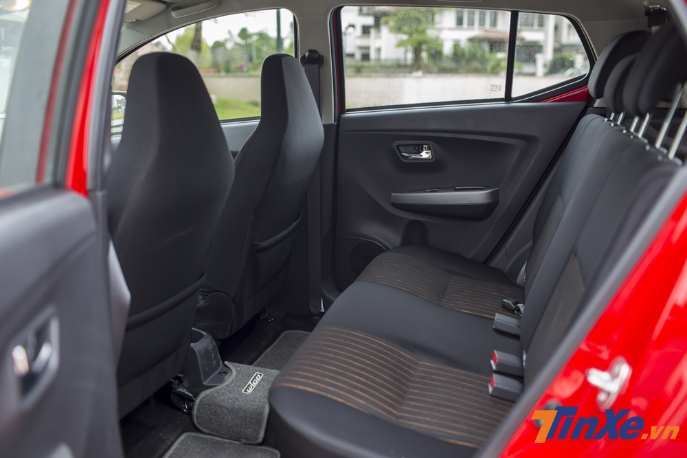 Hàng ghế thứ 2 khá rộng rãi của Toyota Wigo.