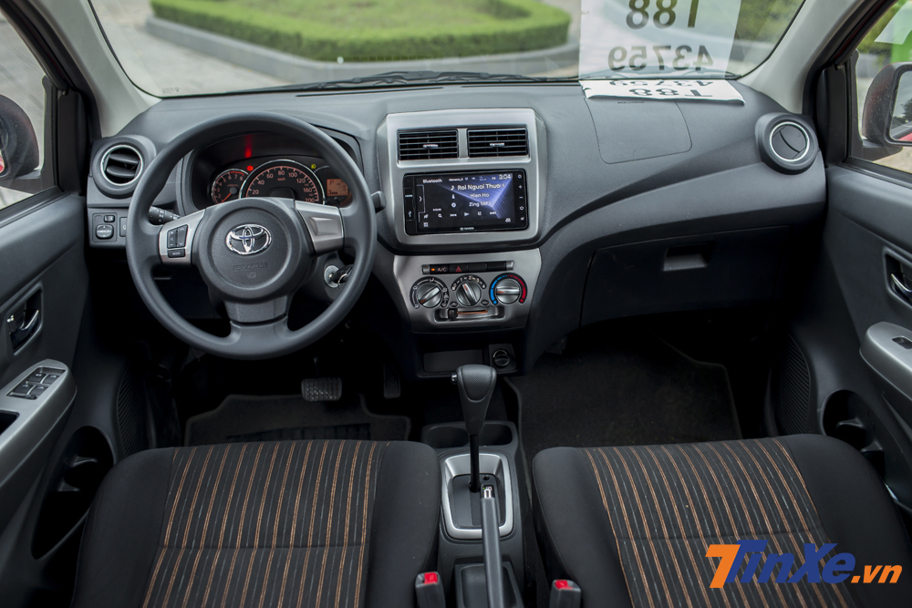 Nội thất bên trong Toyoa Wigo đơn điệu đến bất ngờ.