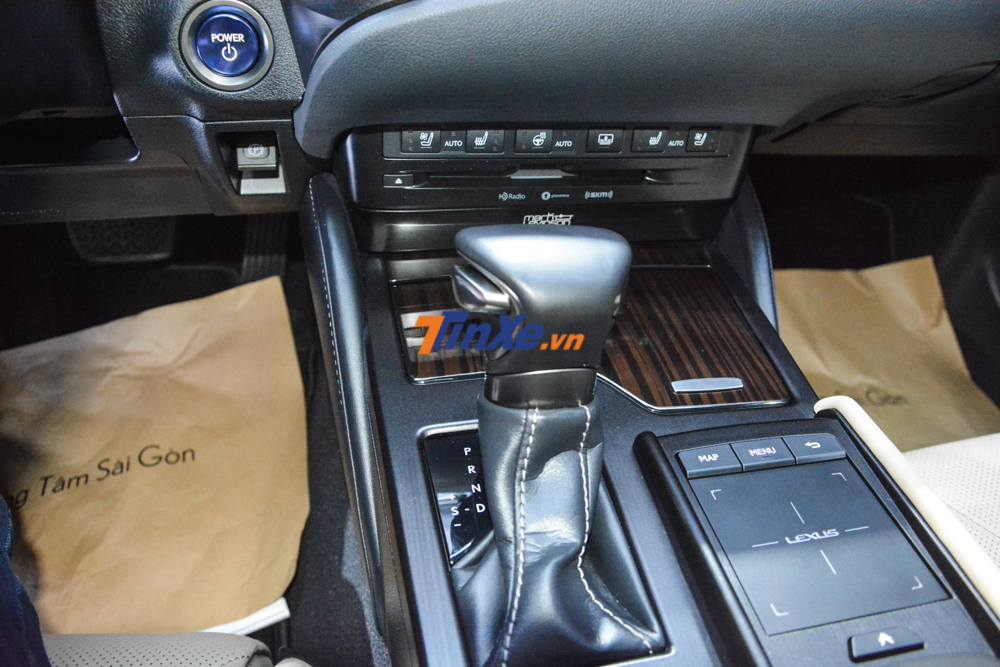 Hệ truyền động hybrid trên Lexus ES 300h 2019 kết hợp cùng hộp số ECVT-i 8 cấp