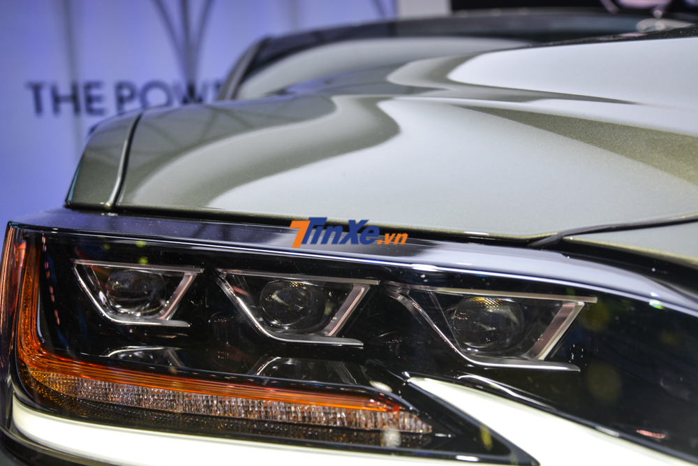 Kế đến, cụm đèn pha sắc nét sử dụng 3 bóng LED
