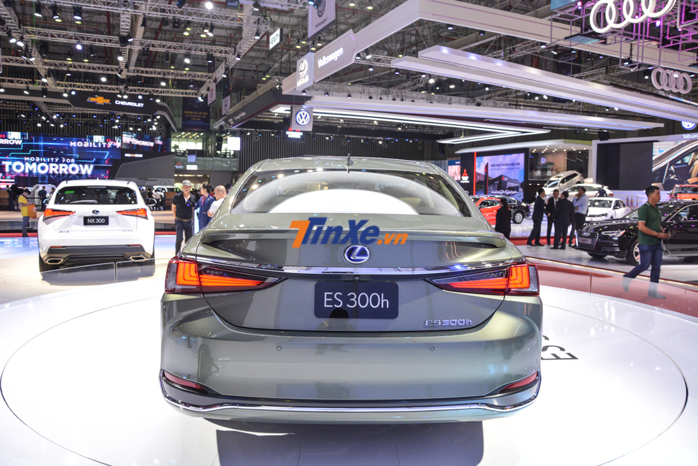 Cận cảnh vẻ đẹp của đuôi xe Lexus ES 300h 2019
