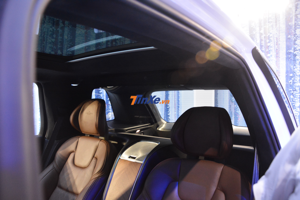 Đầu tiên là việc trang bị tấm kính làm nhiệm vụ vách ngăn với khoang hành lý Đầu tiên là việc trang bị tấm kính làm nhiệm vụ vách ngăn với khoang hành lý