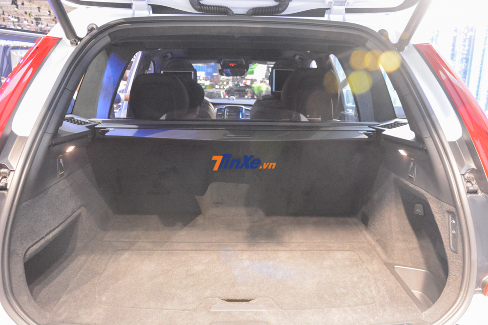 Việc loại bỏ hàng ghế thứ 3 trên XC90 Excellence đã giúp mẫu SUV đắt nhất của Volvo có khoang hành lý rộng rãi hơn với dung tích 2.427 lít Việc loại bỏ hàng ghế thứ 3 trên XC90 Excellence đã giúp mẫu SUV đắt nhất của Volvo có khoang hành lý rộng rãi hơn với dung tích 2.427 lít