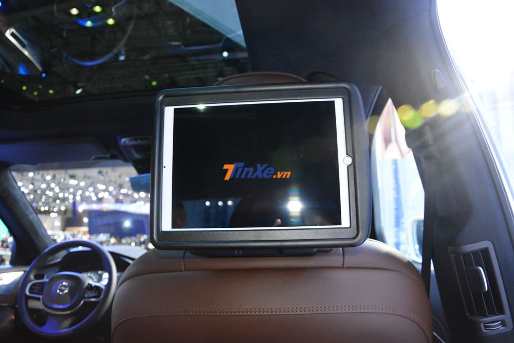 2 iPad cỡ lớn gắn trên tựa đầu phía sau ghế trước đảm nhận việc giải trí cho 2 ghế thương gia phía sau 2 iPad cỡ lớn gắn trên tựa đầu phía sau ghế trước đảm nhận việc giải trí cho 2 ghế thương gia phía sau