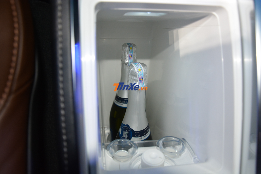 Ở giữa 2 hàng ghế sau của Volvo XC90 Excellence còn xuất hiện một tủ lạnh mini dùng để đựng 2 chiếc ly bằng pha lê do thương hiệu Orrefors chế tạo hay chứa 2 chai champagne Ở giữa 2 hàng ghế sau của Volvo XC90 Excellence còn xuất hiện một tủ lạnh mini dùng để đựng 2 chiếc ly bằng pha lê do thương hiệu Orrefors chế tạo hay chứa 2 chai champagne