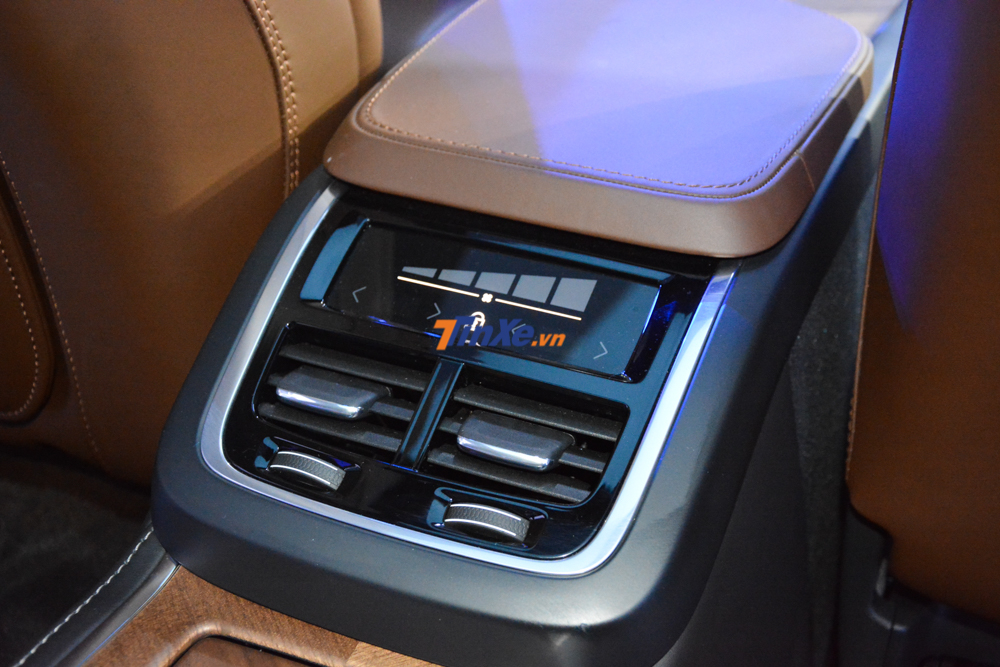 Volvo XC90 Excellence 2018 còn có một màn hình khác nằm giữa 2 ghế trước để hành khách chỉnh hàng loạt tính năng ấn tượng Volvo XC90 Excellence 2018 còn có một màn hình khác nằm giữa 2 ghế trước để hành khách chỉnh hàng loạt tính năng ấn tượng