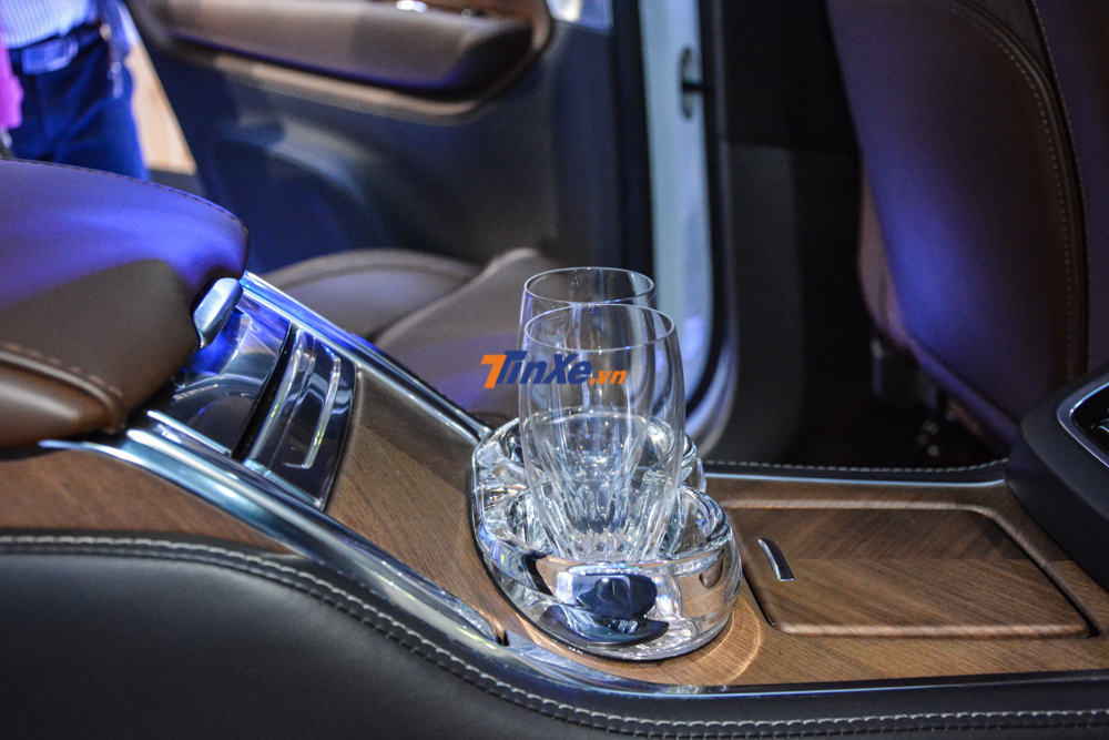 2 khay để cốc làm từ pha lê chế tác bởi Orrefors có khả năng hâm nóng hoặc làm mát đồ uống 2 khay để cốc làm từ pha lê chế tác bởi Orrefors có khả năng hâm nóng hoặc làm mát đồ uống