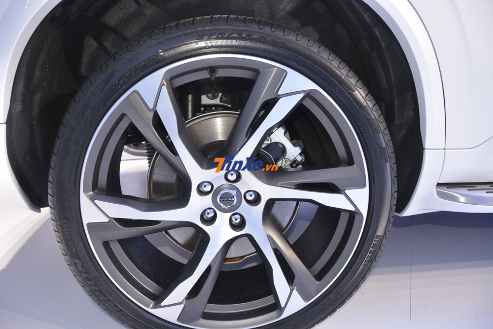 Bộ mâm đặc biệt thiết kế 6 chấu đơn có kích thước lên đến 21 inch cũng là điểm thay đổi sáng giá của Volvo XC90 Excellence Bộ mâm đặc biệt thiết kế 6 chấu đơn có kích thước lên đến 21 inch cũng là điểm thay đổi sáng giá của Volvo XC90 Excellence