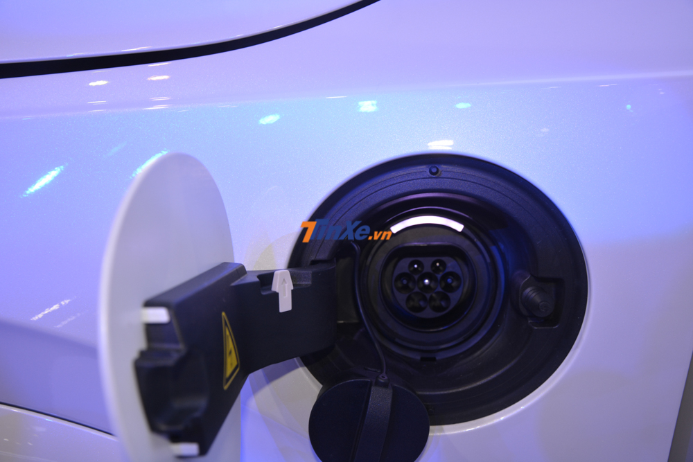 Nếu dùng riêng mô-tơ điện, Volvo XC90 Excellence có thể hoàn thành quãng đường dài 40 km Nếu dùng riêng mô-tơ điện, Volvo XC90 Excellence có thể hoàn thành quãng đường dài 40 km