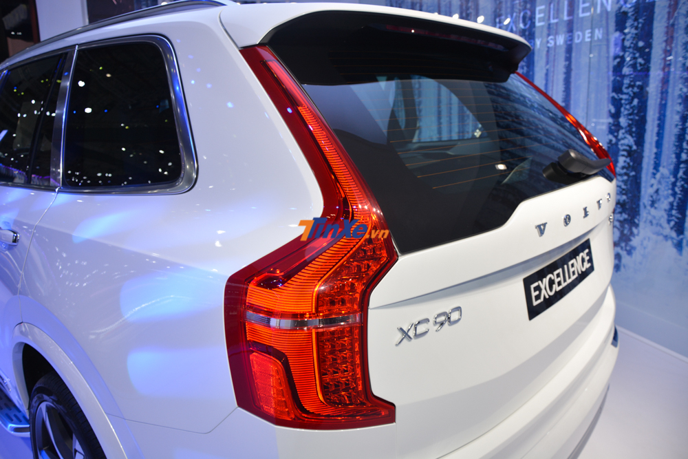 Đuôi xe không có gì thay đổi ngoại trừ việc logo T8 có thêm hình vương miện đặt kế bên Đuôi xe không có gì thay đổi ngoại trừ việc logo T8 có thêm hình vương miện đặt kế bên