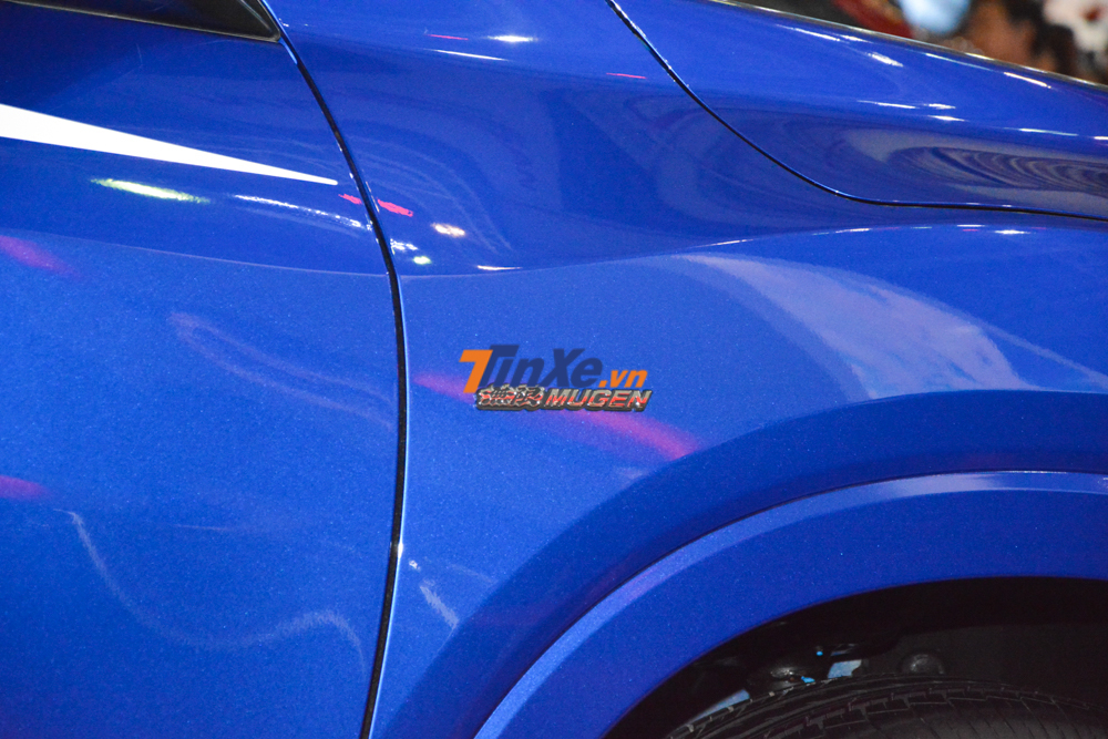 Và biểu tượng Mugen ở thân xe