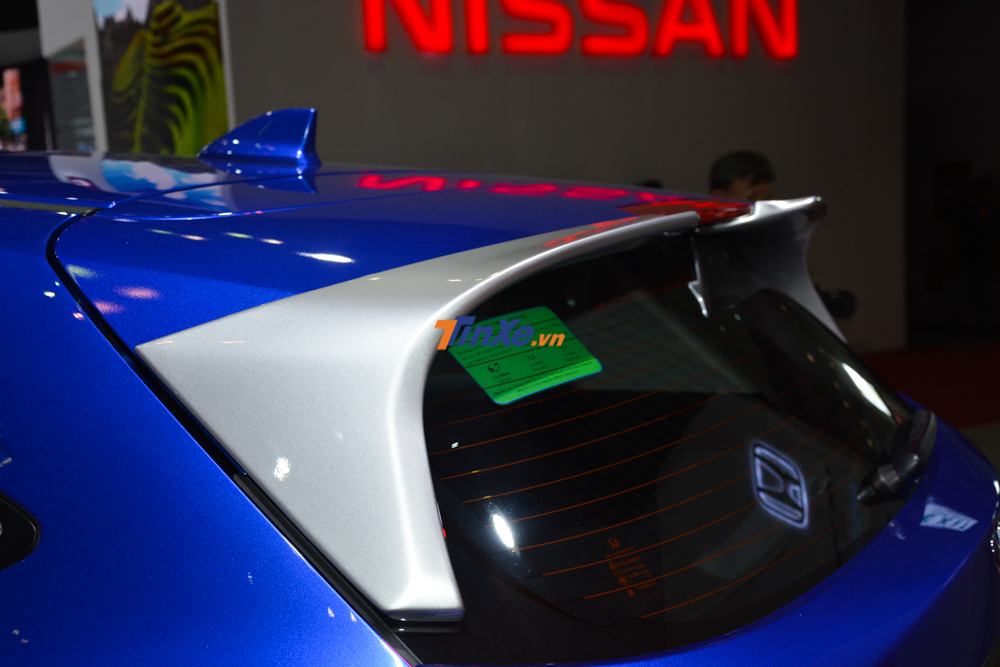 Cánh gió mui màu bạc cũng là trang bị đáng giá trên bản độ Honda HR-V Mugen