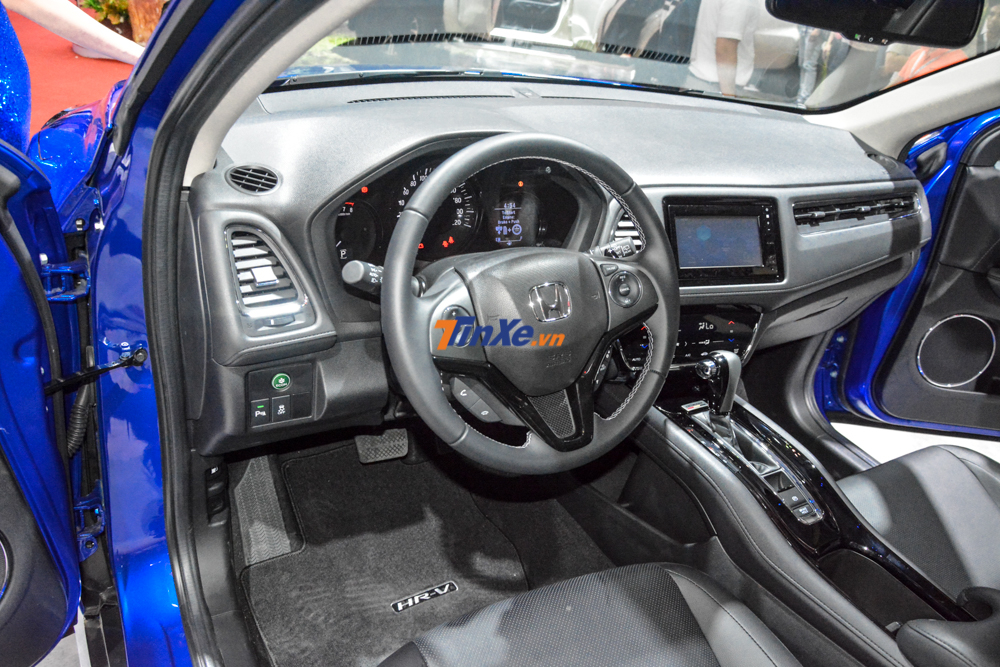 Tuy nhiên, thảm sàn của chiếc Honda HR-V độ Mugen trưng bày ở triển lãm VMS 2018 là loại thường. Tại Malaysia, thảm sàn này còn có dòng chữ HR-V Limited Edition